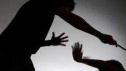 کراچی کے علاقے پی ای سی ایچ ایس بلاک 2 طارق روڈ کے عقب میں ایک افسوسناک واقعہ پیش آیا، جہاں 12 سالہ گھریلو ملازمہ زینب کو مبینہ طور پر میاں بیوی نے بدترین تشدد کا نشانہ بنایا۔