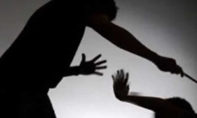 کراچی کے علاقے پی ای سی ایچ ایس بلاک 2 طارق روڈ کے عقب میں ایک افسوسناک واقعہ پیش آیا، جہاں 12 سالہ گھریلو ملازمہ زینب کو مبینہ طور پر میاں بیوی نے بدترین تشدد کا نشانہ بنایا۔