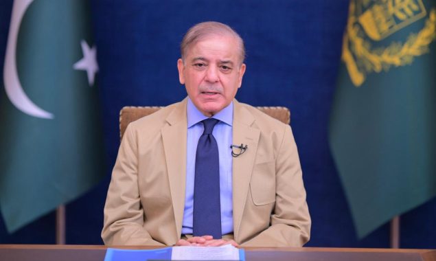 عالمی منڈی میں تیل کی قیمتوں میں کمی کا فائدہ عوام تک منتقل کریں گے، وزیرِاعظم
