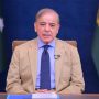 عالمی منڈی میں تیل کی قیمتوں میں کمی کا فائدہ عوام تک منتقل کریں گے، وزیرِاعظم