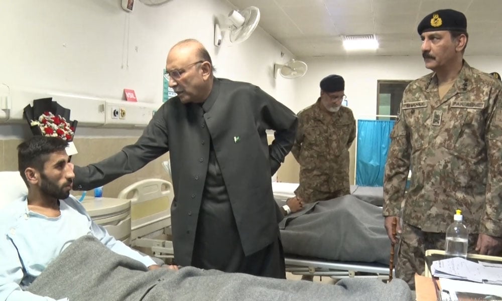 صدر کے ہمراہ وفاقی وزیر داخلہ محسن رضا نقوی، کمانڈر 10 کور، اور ہسپتال کی انتظامیہ بھی موجود تھی