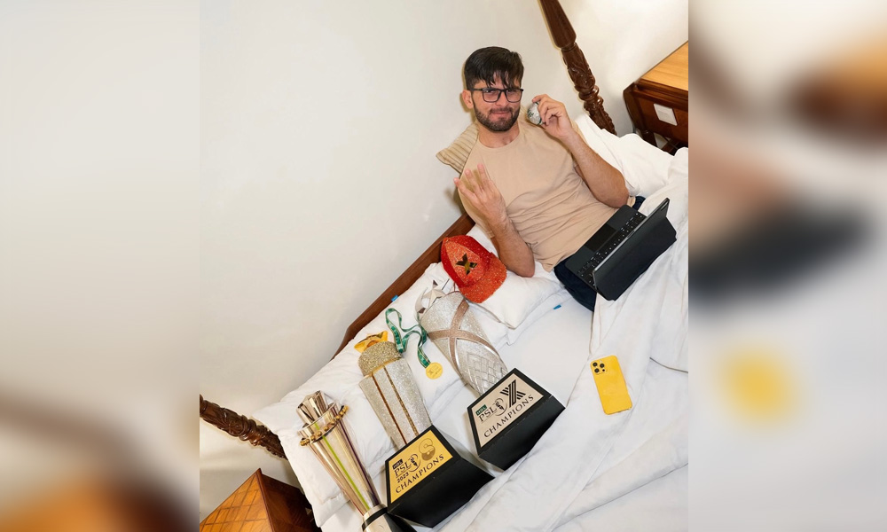 جیتی ہوئی تینوں ٹرافیز کے ساتھ شاہین آفریدی کی تصویر وائرل