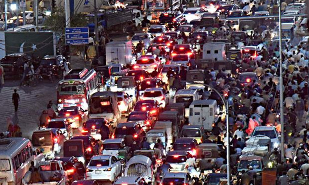 احتجاج کے باعث ڈیفنس موڑ، قیوم آباد اور کورنگی روڈ پر بدترین ٹریفک جام کی صورتحال پیدا ہو گئی