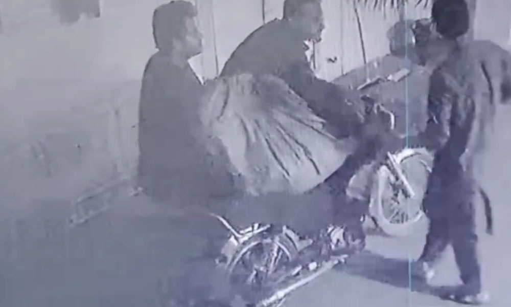 دونوں بیٹوں نے پہلے کولڈ ڈرنک میں چوہے مار دوا ملا کر باپ کو پلائی