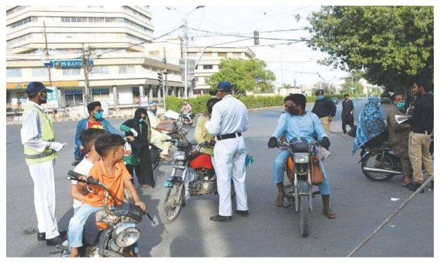 کراچی: ٹریفک قوانین کی خلاف ورزی آپ کو شناختی کارڈ سے محروم کر سکتی ہے
