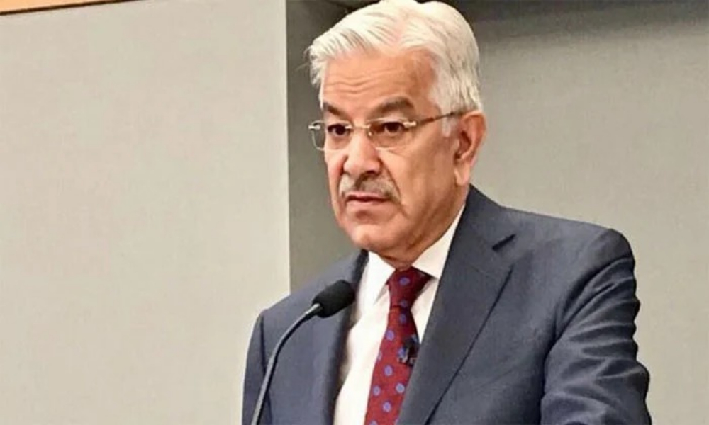 وزیر دفاع خواجہ آصف ایکس پر بیان دیتے ہوئے