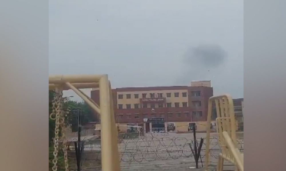 لاہور کے مختلف علاقوں میں تین دھماکے، فضائی حدود معطل، شہریوں میں خوف و ہراس