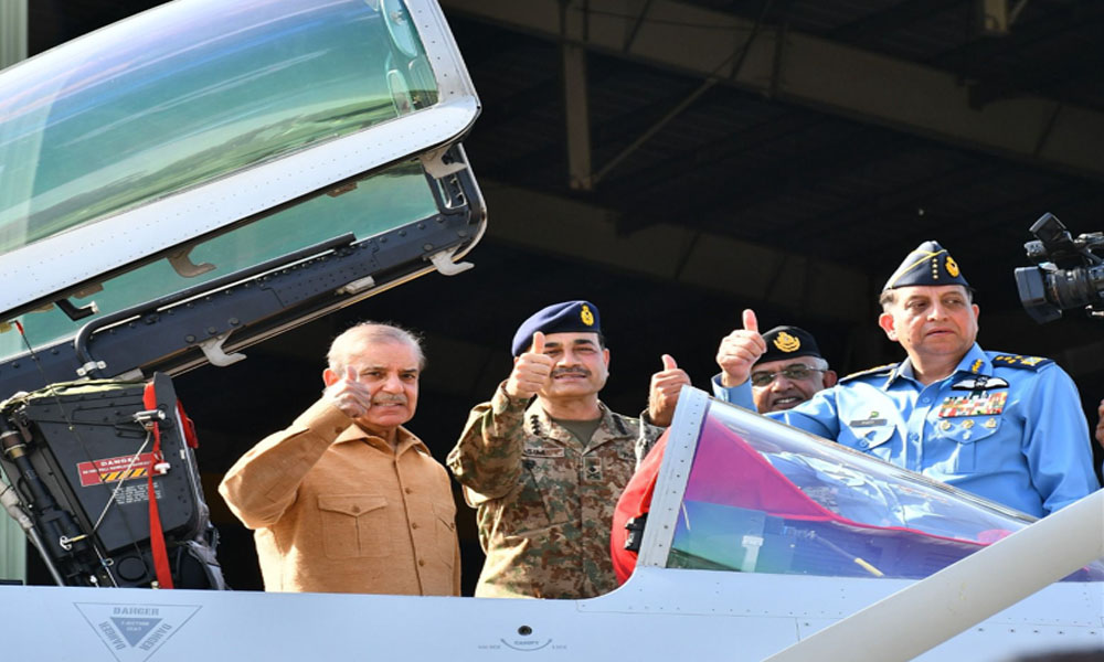 وزیراعظم کا کامرہ پہنچنے پر ایئر چیف مارشل ذوالفقار احمد بابر سدھو نے ان کا پرتپاک استقبال کیا