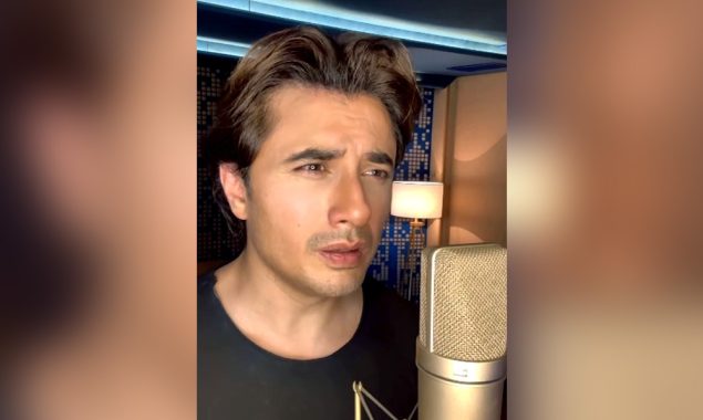 علی ظفر کا میڈم نورجہاں کے نغمے کے ذریعے پاک افواج کو خراجِ تحسین