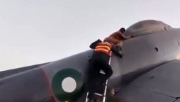 جنگ کا سن کر شہری بھارت پر حملہ کرنے کے لیے جنگی جہاز کے ماڈل پر چڑھ گیا