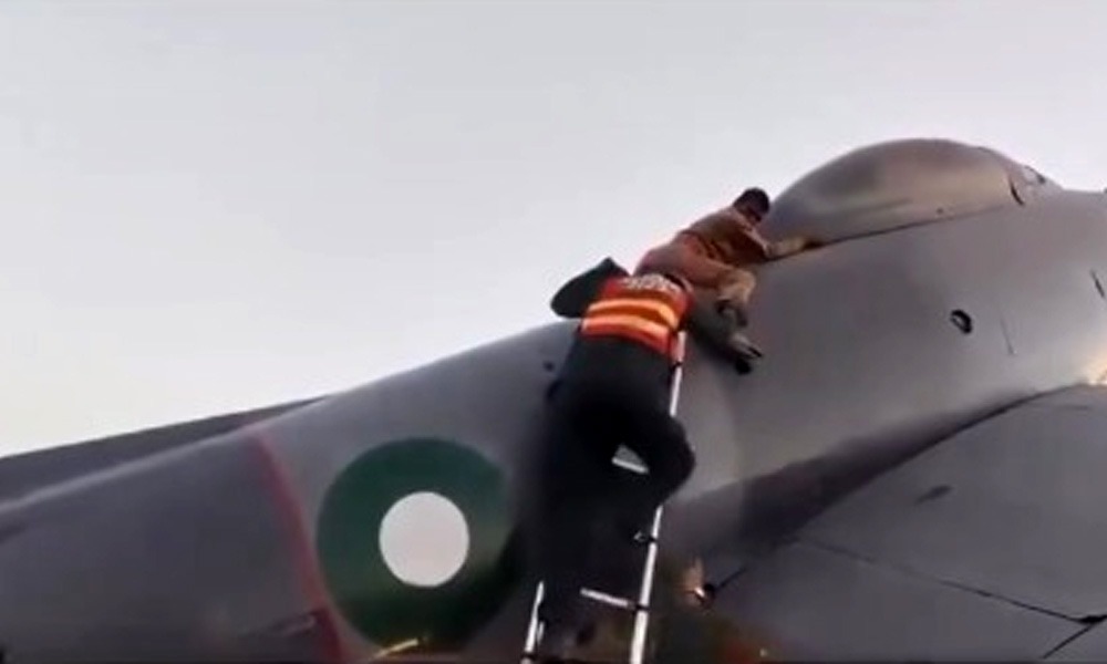 جنگ کا سن کر شہری بھارت پر حملہ کرنے کے لیے جنگی جہاز کے ماڈل پر چڑھ گیا