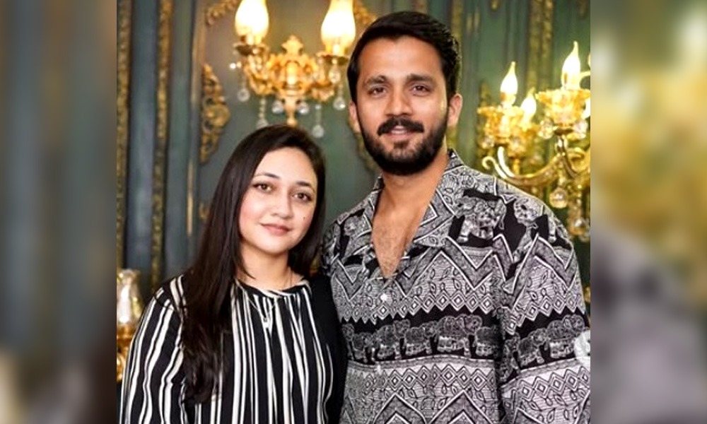 اہلیہ کے ساتھ نامناسب رویہ اختیار کرنے پر رجب بٹ تنقید کی زد میں آگئے