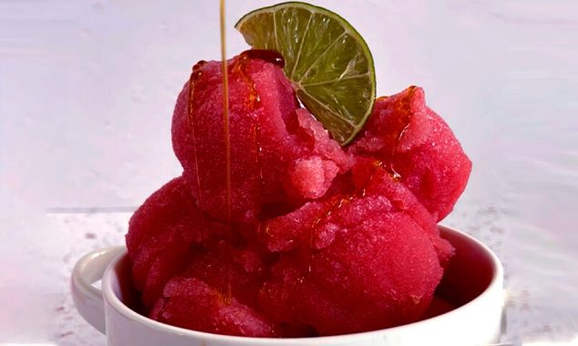 فروزن تربوز کھائیں، گرمی کو کہیں بائے