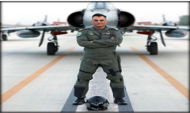 ایئر وائس مارشل اورنگزیب احمد کے سوشل میڈیا پر چرچے، پاکستانیوں کے نئے کرش قرار