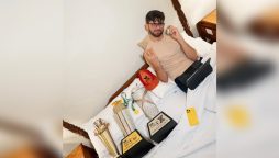 جیتی ہوئی تینوں ٹرافیز کے ساتھ شاہین آفریدی کی تصویر وائرل