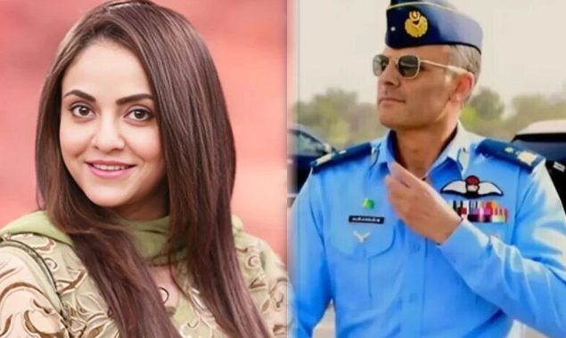 نادیہ خان کا ایئر وائس مارشل اورنگزیب سے قریبی رشتے کا دعویٰ، صارفین نے آڑے ہاتھوں لے لیا