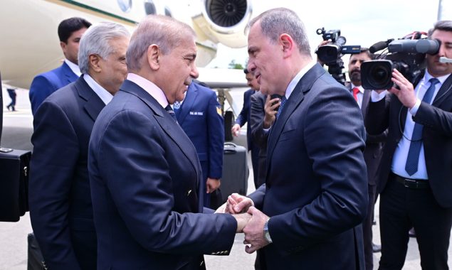 وزیراعظم سہ فریقی اجلاس میں شرکت کے لیے لاچین پہنچ گئے