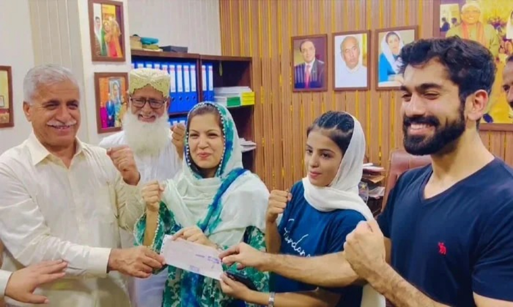 سندھ حکومت نے باکسر عالیہ سومرو کو 46.5 لاکھ روپے چیک دے دیا