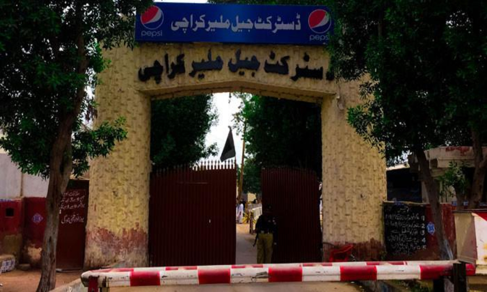 قانون پسند ماں مفرور بیٹے کو لے کر جیل واپس پہنچ گئی