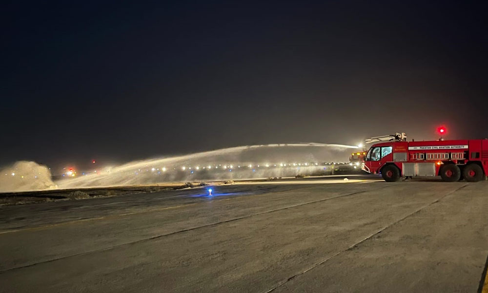 مشق کے دوران ایک فرضی ہوائی حادثے کی نقل تیار کی گئی جس میں ایک طیارے میں آگ لگنے کی صورتحال کو ظاہر کیا گیا