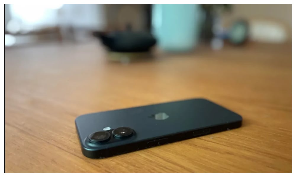 جب اسمارٹ فون ٹیبل پر ہو تو اسے ہمیشہ الٹا رکھیں، وجہ انتہائی حیران کن