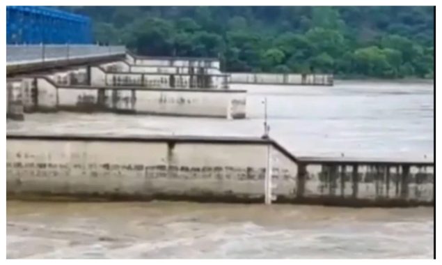 بھارتی آبی جارحیت خطےکیلئے خطرہ؛ گنگامعاہدہ معطل کر کے بنگلہ دیش کاپانی روکنےکی تیاری