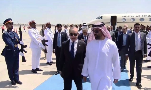 وزیراعظم شہباز شریف ایک روزہ دورے پر متحدہ عرب امارات پہنچ گئے