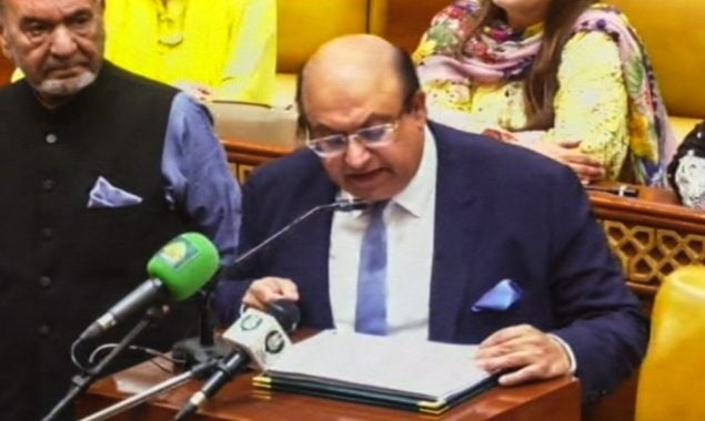 پنجاب اسمبلی بجٹ اجلاس کے دوران وزیر خزانہ مجتبیٰ شجاع بجٹ پیش کرتے ہوئے
