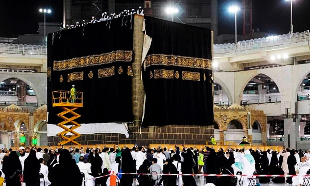 نئے اسلامی سال کے آغاز کیساتھ ہی غلاف کعبہ کو تبدیل کردیا گیا