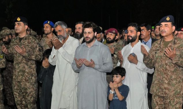 میجر سید معیز عباس شہید کی نماز جنازہ ادا، فیلڈ مارشل کی شرکت