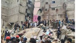 کمشنر کراچی نے عمارت گرنے کا ملبہ رہائشیوں پر ڈال دیا