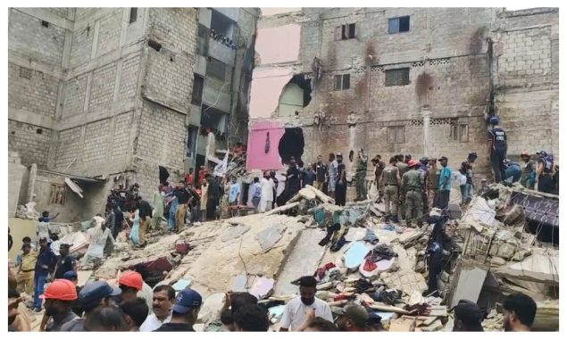 کمشنر کراچی نے عمارت گرنے کا ملبہ رہائشیوں پر ڈال دیا
