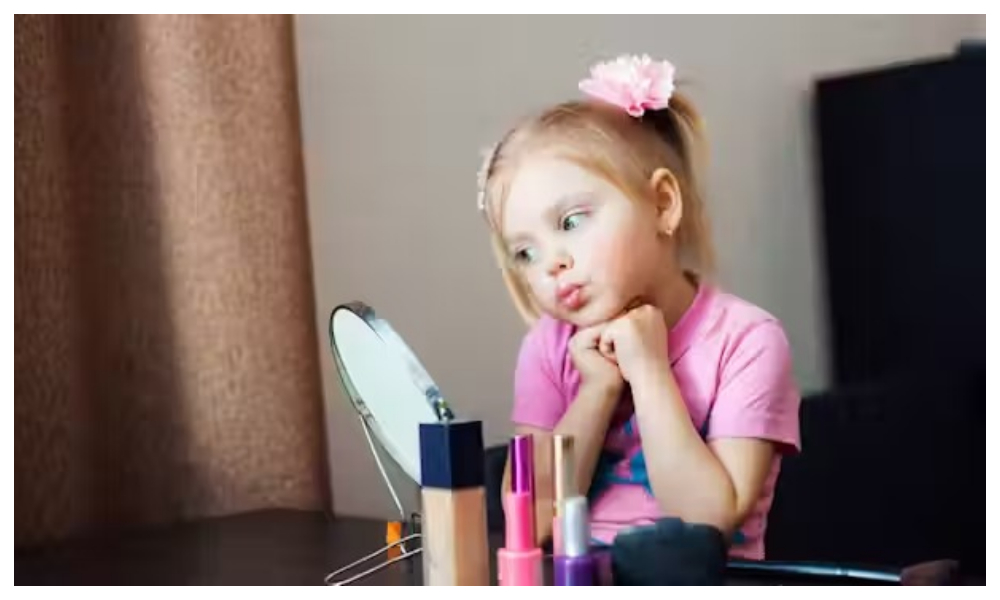 والدین ہوجائیں ہوشیار! بچوں پر میک اپ صحت کیلئے خطرناک