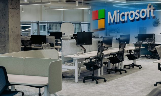 مائیکروسافٹ کا لوگو اور پاکستان کا جھنڈا، پس منظر میں بند دفتر کی تصویر