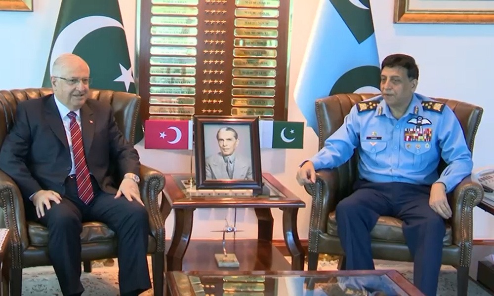ترک وزیر دفاع کی ایئر چیف مارشل سے ملاقات، دفاعی تعاون بڑھانے پر اتفاق