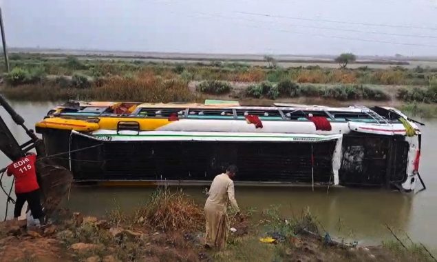 کینجھر جھیل جانے والی پکنک بس کھائی میں جا گری، 6 افراد جاں بحق