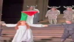 لندن: رائل اوپرا ہاؤس میں اداکار نے اسٹیج پر فلسطین کا پرچم لہرا دیا، ویڈیو وائرل