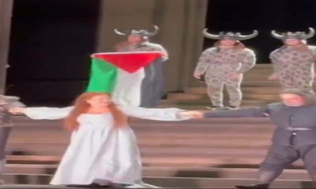 لندن: رائل اوپرا ہاؤس میں اداکار نے اسٹیج پر فلسطین کا پرچم لہرا دیا، ویڈیو وائرل