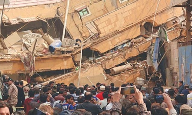 لیاری میں عمارت گرنے کا کیس: ایس بی سی اے کے دفتر پر پولیس کا چھاپہ، 5 افسران گرفتار