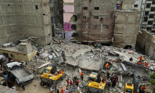 کراچی: عمارت گرنے کے بعد ایس بی سی اے افسران کے گرد گھیرا تنگ، اثاثے ظاہر کرنے کا حکم
