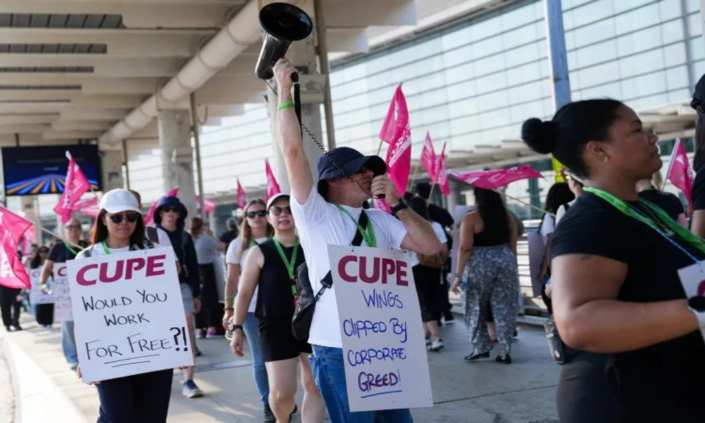 ایئر کینیڈا کی تمام پروازیں معطل، فضائی میزبانوں کی ہڑتال سے سوا لاکھ مسافر متاثر