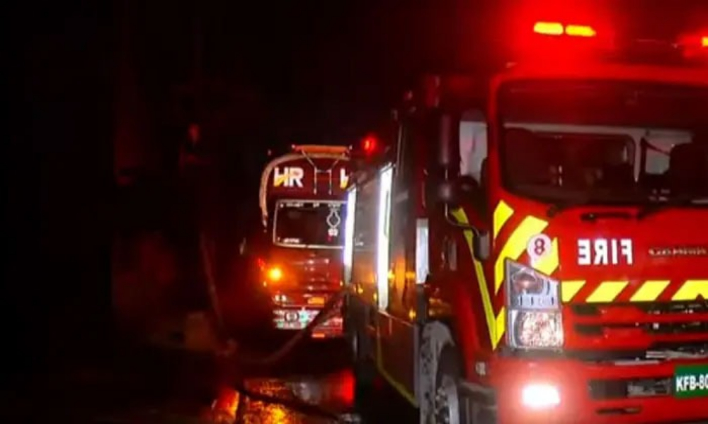 کراچی: نیو کراچی انڈسٹریل ایریا میں قائم ایک بڑی تین منزلہ گارمنٹس فیکٹری خوفناک آتشزدگی کے بعد زمین بوس ہوگئی ہے۔