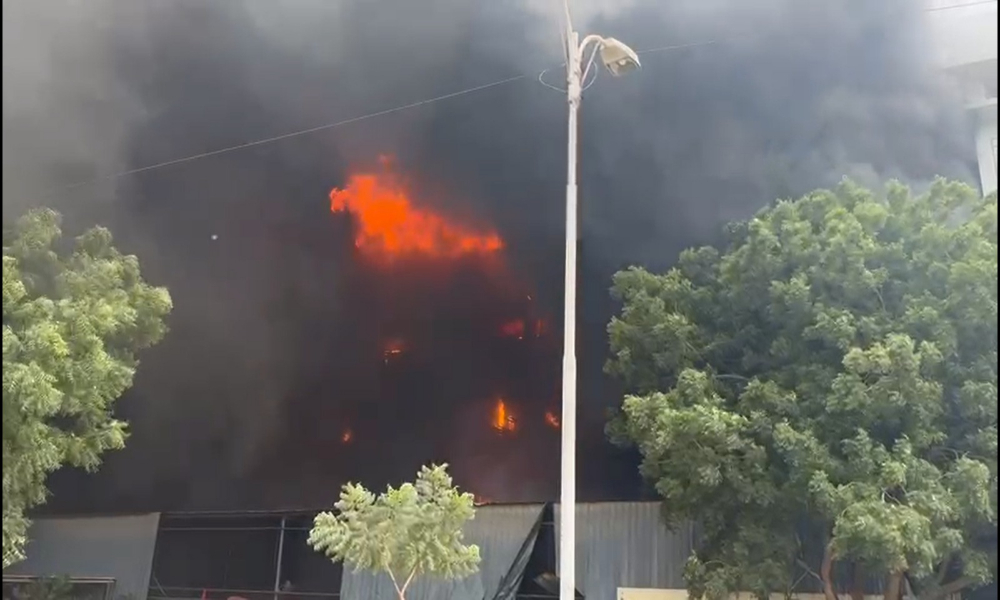 کراچی: خوفناک آتشزدگی سے پانچ منزلہ فیکٹری زمین بوس، دوسری فیکٹری بھی لپیٹ میں آگئی