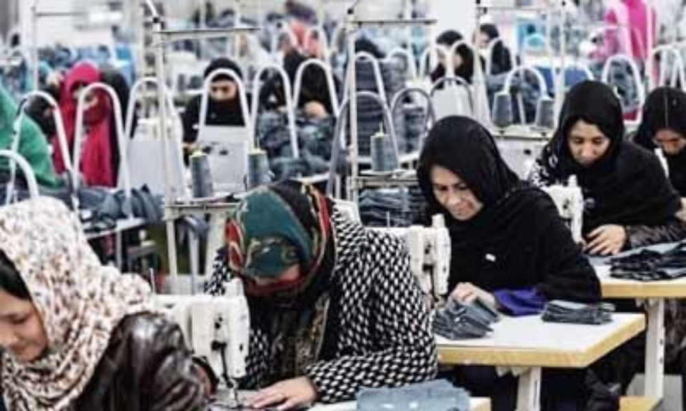 سندھ حکومت، محنت کشوں کے لیے 7 لاکھ کی حادثاتی ہیلتھ انشورنس اسکیم منظور