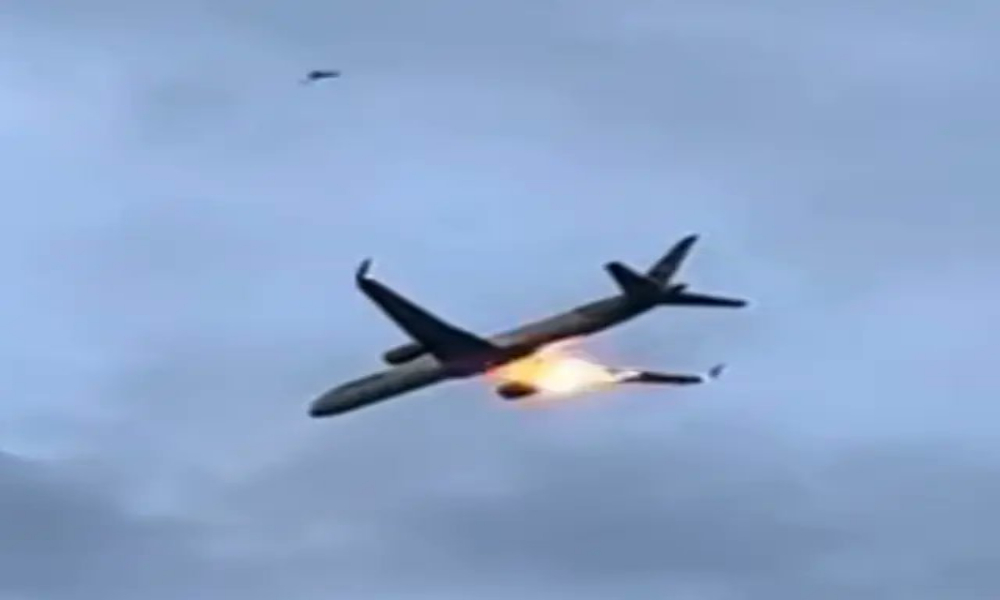 پائلٹ کی کمال مہارت، فضا میں انجن پھٹنے کے باجود کامیاب ہنگامی لینڈنگ