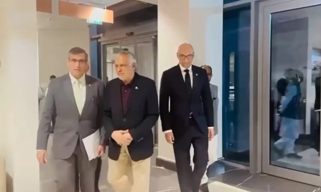 اسحاق ڈار او آئی سی اجلاس میں شرکت کیلئے سعودی عرب پہنچ گئے