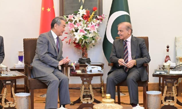 وزیراعظم سے چینی وزیرخارجہ کی اہم ملاقات، دوطرفہ تعاون کے فروغ پر اتفاق