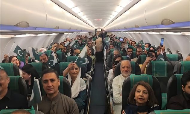 قومی ایئرلائن نے فضا میں یوم آزادی کے رنگ بکھیر دیے