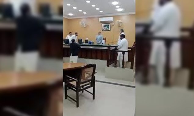 لاہور ہائیکورٹ کی چیف جسٹس، جسٹس عالیہ نیلم نے ریٹائرمنٹ کے روز کمرہ عدالت میں وڈیو بنانے اور وائرل کرنے کے معاملے پر سابق سیشن جج ابراہیم اصغر کے رویے کا سخت نوٹس لے لیا ہے۔