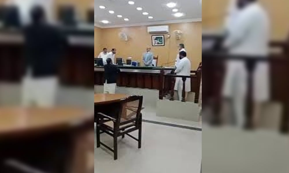 لاہور ہائیکورٹ کی چیف جسٹس، جسٹس عالیہ نیلم نے ریٹائرمنٹ کے روز کمرہ عدالت میں وڈیو بنانے اور وائرل کرنے کے معاملے پر سابق سیشن جج ابراہیم اصغر کے رویے کا سخت نوٹس لے لیا ہے۔